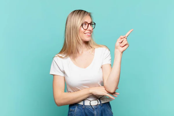 Jong Blond Mooi Vrouw Glimlachen Gelukkig Kijken Zijwaarts Afvragen Denken — Stockfoto