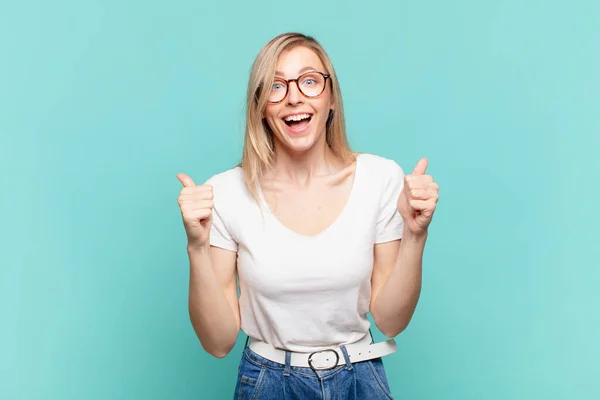 Ung Blond Vacker Kvinna Känner Chockad Upphetsad Och Glad Skrattar — Stockfoto