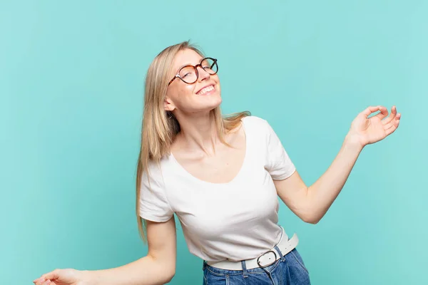 Giovane Bionda Bella Donna Sorridente Sentirsi Spensierata Rilassata Felice Ballare — Foto Stock