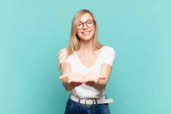 Jovem Loira Bonita Mulher Sorrindo Feliz Com Amigável Confiante Olhar — Fotografia de Stock