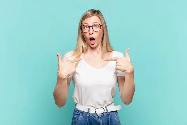 Jovem Loira Bonita Mulher Sentindo Feliz Surpreso Orgulhoso Apontando Para — Fotografia de Stock