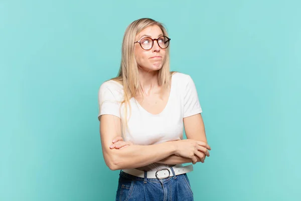 Young Blond Pretty Woman Shrugging Feeling Confused Uncertain Doubting Arms — Stock Photo, Image