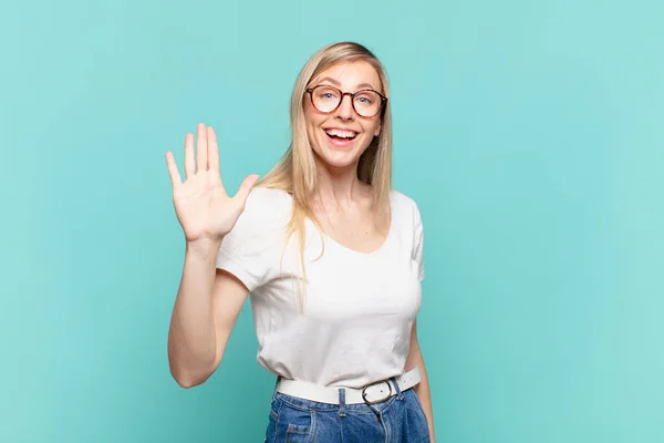 Mladá Blond Hezká Žena Šťastně Vesele Usmívá Mává Rukou Vítá — Stock fotografie