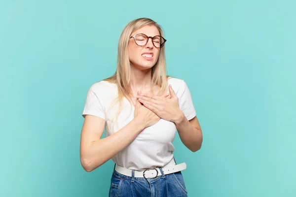 Jong Blond Mooi Vrouw Kijken Verdrietig Gekwetst Gebroken Hart Houdt — Stockfoto