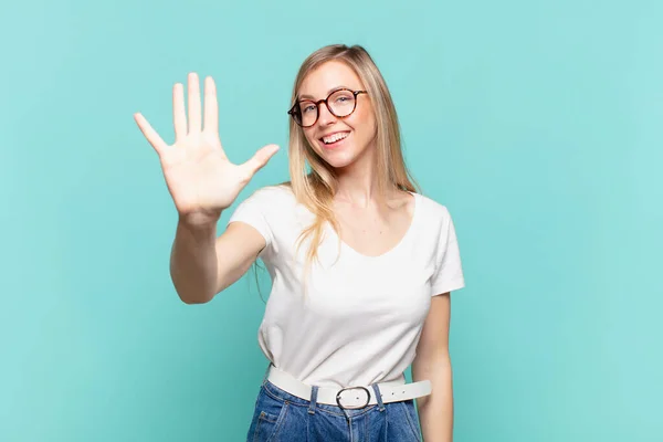 Ung Blond Vacker Kvinna Ler Och Ser Vänlig Visar Nummer — Stockfoto