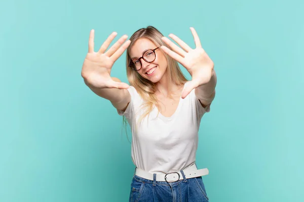 Ung Blond Vacker Kvinna Ler Och Ser Vänlig Visar Nummer — Stockfoto