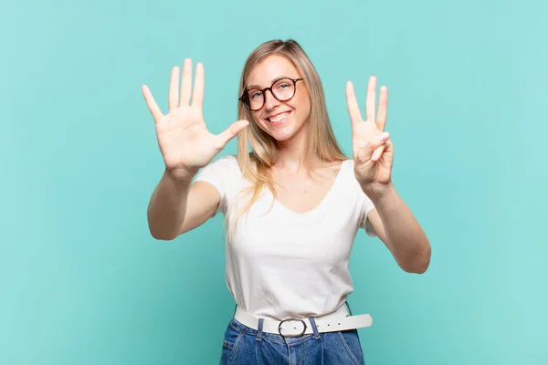 Ung Blond Vacker Kvinna Ler Och Ser Vänlig Visar Nummer — Stockfoto