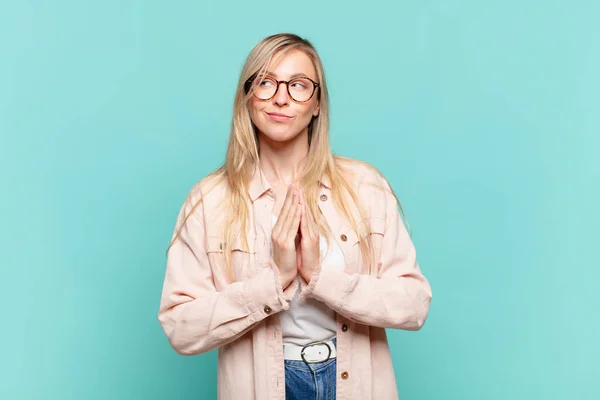 Ung Blond Vacker Kvinna Känner Sig Stolt Busig Och Arrogant — Stockfoto