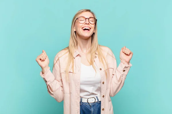 Jong Blond Mooi Vrouw Kijken Zeer Gelukkig Verrast Vieren Succes — Stockfoto