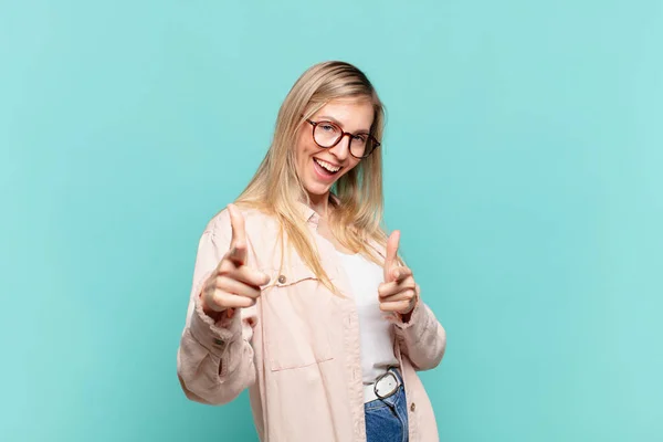 Jong Blond Mooi Vrouw Gevoel Gelukkig Cool Tevreden Ontspannen Succesvol — Stockfoto