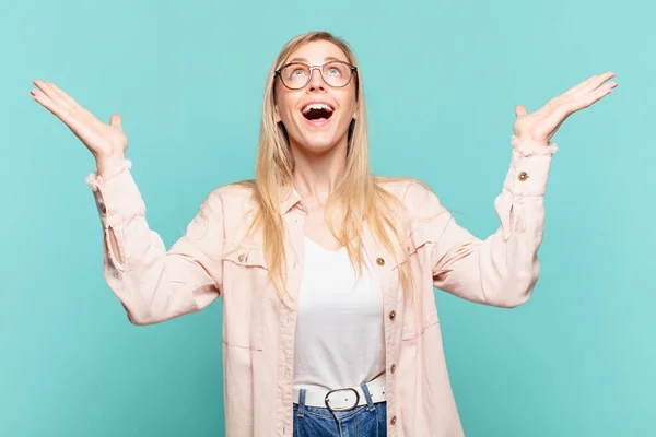 Jong Blond Mooi Vrouw Gevoel Gelukkig Verbaasd Geluk Verrast Vieren — Stockfoto