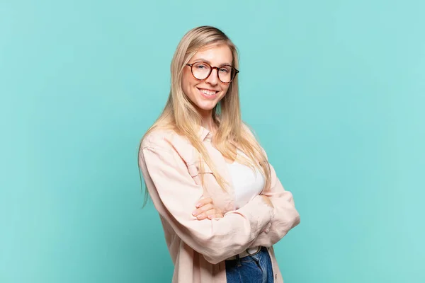 Joven Rubia Bonita Mujer Riendo Felizmente Con Los Brazos Cruzados — Foto de Stock