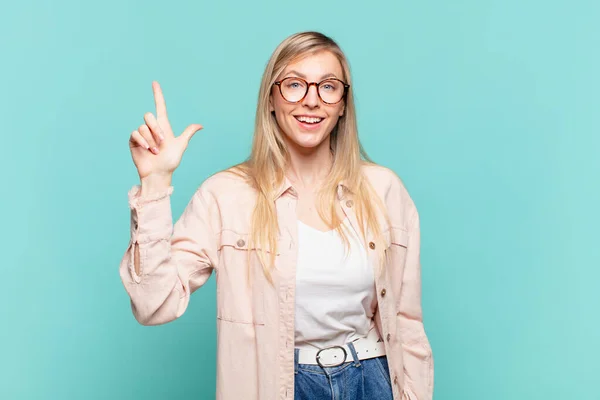 Giovane Bionda Bella Donna Sorridente Allegramente Felicemente Indicando Verso Alto — Foto Stock