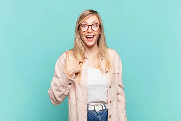 Jong Blond Mooi Vrouw Zoek Gelukkig Trots Verrast Vrolijk Wijzend — Stockfoto