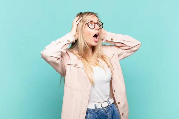 Jong Blond Mooi Vrouw Met Open Mond Kijken Geschokt Geschokt — Stockfoto