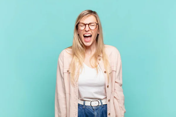 Jong Blond Mooi Vrouw Schreeuwen Agressief Kijken Erg Boos Gefrustreerd — Stockfoto