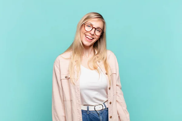 Joven Rubia Bonita Mujer Con Una Gran Amable Sonrisa Despreocupada — Foto de Stock