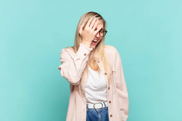 Jovem Loira Bonita Mulher Rindo Batendo Testa Como Dizer Doh — Fotografia de Stock