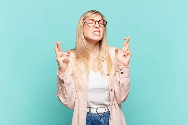 Jong Blond Mooi Vrouw Kruisen Vingers Angstig Hopen Geluk Met — Stockfoto