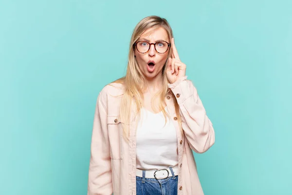 Jong Blond Mooi Vrouw Zoek Verrast Open Mond Geschokt Realiseert — Stockfoto