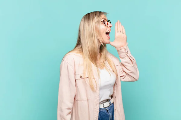 Ung Blond Vacker Kvinna Skriker Högt Och Ilsket Att Kopiera — Stockfoto