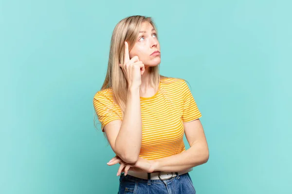 Giovane Bionda Bella Donna Con Uno Sguardo Concentrato Chiedendosi Con — Foto Stock