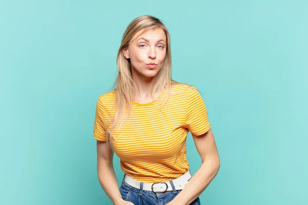 Jong Blond Mooi Vrouw Persen Lippen Samen Met Een Schattig — Stockfoto