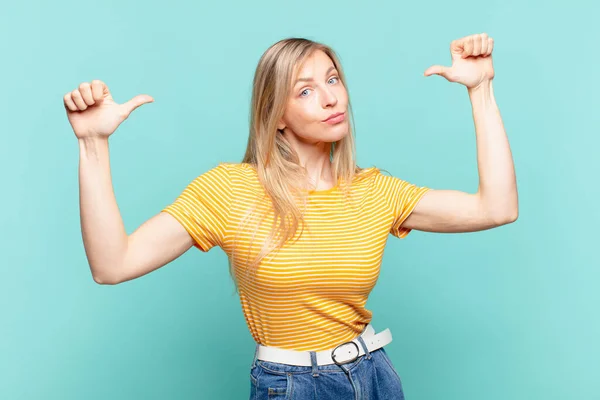 Jong Blond Mooi Vrouw Gevoel Trots Arrogant Zelfverzekerd Zoek Tevreden — Stockfoto