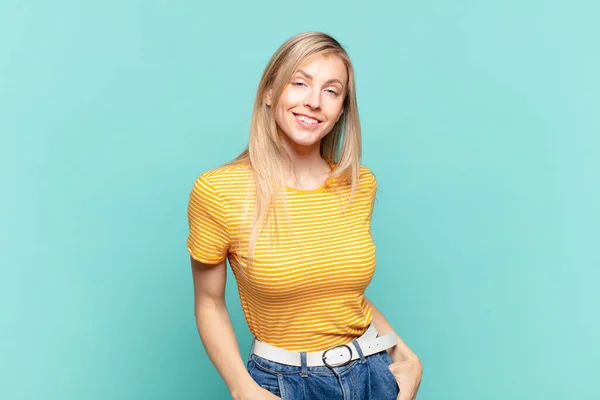 Jong Blond Mooi Vrouw Glimlachen Vrolijk Casual Met Een Positieve — Stockfoto