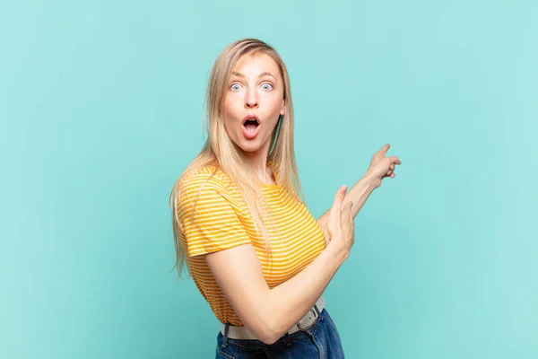 Young Blond Pretty Woman Feeling Shocked Surprised Pointing Copy Space — Stock Photo, Image