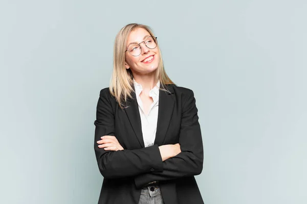 Jonge Mooie Zakenvrouw Voelt Zich Gelukkig Trots Hoopvol Afvragen Denken — Stockfoto