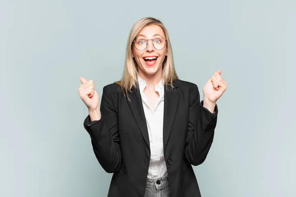 Jong Mooi Zakenvrouw Gevoel Geschokt Opgewonden Gelukkig Lachen Vieren Succes — Stockfoto