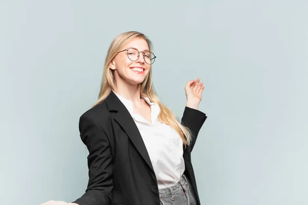 Ung Söt Affärskvinna Leende Känna Sorglös Avslappnad Och Glad Dans — Stockfoto