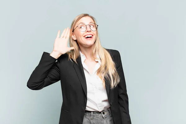 Ung Söt Affärskvinna Leende Tittar Märkligt Sidan Försöker Lyssna Skvaller — Stockfoto