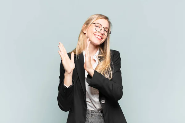 Νεαρή Όμορφη Επιχειρηματίας Αισθάνεται Ευτυχισμένη Και Επιτυχημένη Χαμογελώντας Και Χειροκροτώντας — Φωτογραφία Αρχείου