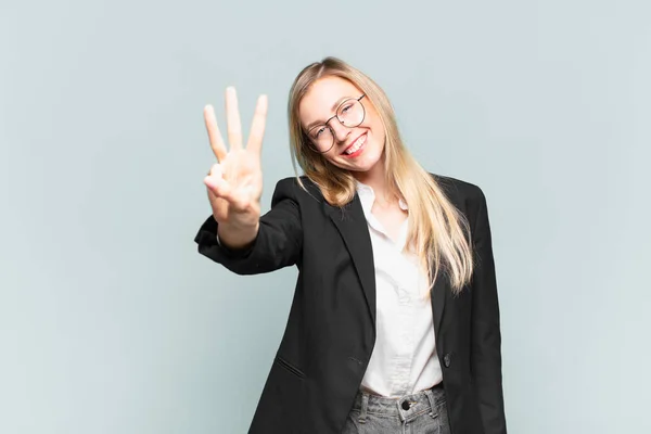 Joven Bonita Mujer Negocios Sonriendo Buscando Amigable Mostrando Número Tres — Foto de Stock