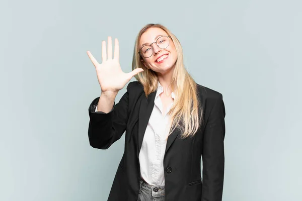 Młoda Ładna Bizneswoman Uśmiecha Się Wygląda Przyjaźnie Pokazując Numer Pięć — Zdjęcie stockowe