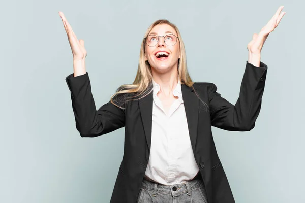 Jong Mooi Zakenvrouw Gevoel Gelukkig Verbaasd Geluk Verrast Vieren Overwinning — Stockfoto