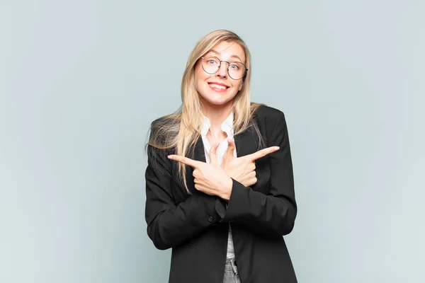 Giovane Bella Donna Affari Guardando Perplesso Confuso Insicuro Puntando Direzioni — Foto Stock