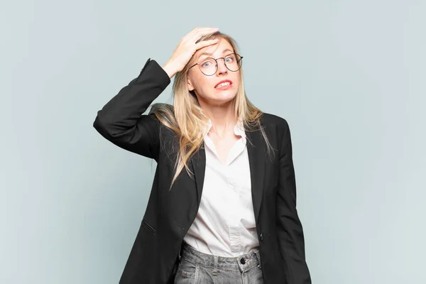 Ung Söt Affärskvinna Panik Över Bortglömd Deadline Känna Sig Stressad — Stockfoto