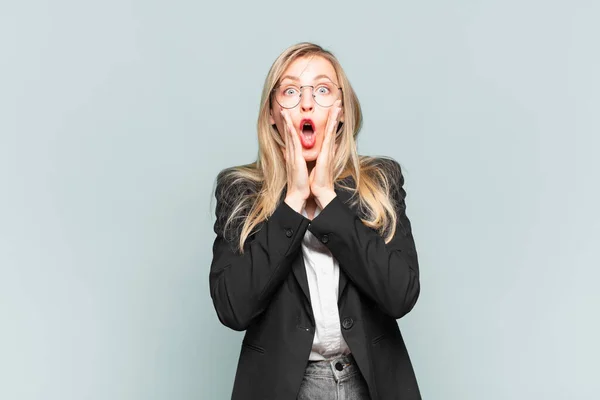 Jong Mooi Zakenvrouw Gevoel Geschokt Bang Kijken Doodsbang Met Open — Stockfoto