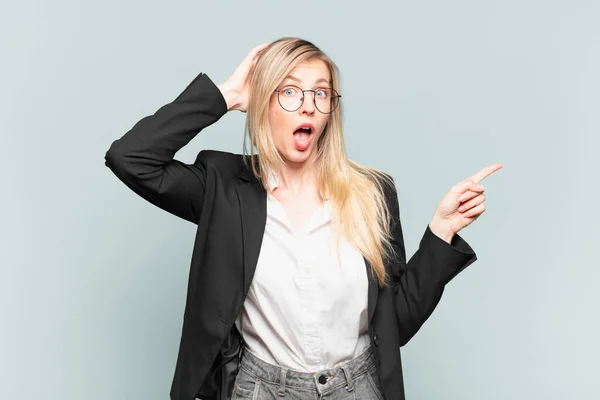 Joven Bonita Mujer Negocios Riendo Mirando Feliz Positivo Sorprendido Realizando —  Fotos de Stock