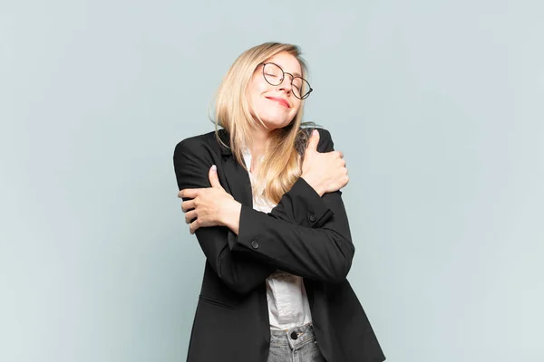 Jovem Mulher Negócios Bonita Sentindo Amor Sorrindo Abraçando Abraçando Ficar — Fotografia de Stock