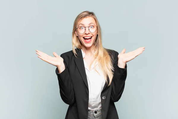 Jong Mooi Zakenvrouw Zoek Gelukkig Opgewonden Geschokt Met Een Onverwachte — Stockfoto