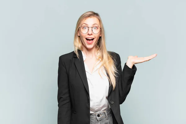 Jovem Mulher Negócios Bonita Sentindo Feliz Surpreso Alegre Sorrindo Com — Fotografia de Stock