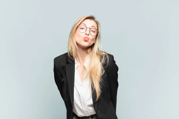 Jong Mooi Zakenvrouw Drukken Lippen Samen Met Een Schattig Leuk — Stockfoto