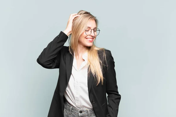 Joven Bonita Mujer Negocios Sonriendo Alegre Casualmente Tomando Mano Cabeza — Foto de Stock