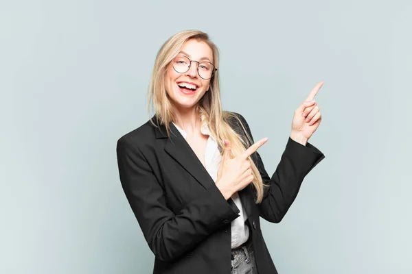 Joven Bonita Mujer Negocios Sintiéndose Alegre Sorprendida Sonriendo Con Una —  Fotos de Stock