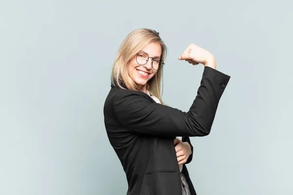 Joven Bonita Mujer Negocios Sintiéndose Feliz Satisfecho Poderoso Ajuste Flexible — Foto de Stock