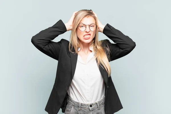 Joven Bonita Mujer Negocios Sentirse Frustrado Molesto Enfermo Cansado Fracaso —  Fotos de Stock